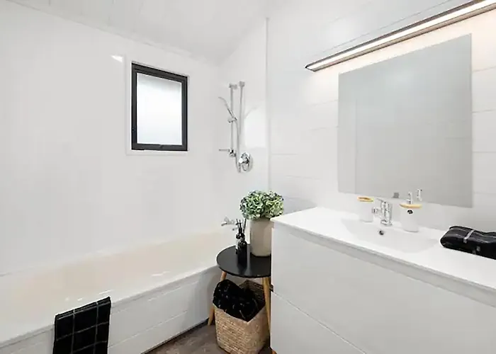 Holiday home 3 Bedroom Sleeps 6 Fast Wifi Free Parking Ideal For Families Or Longer Work *