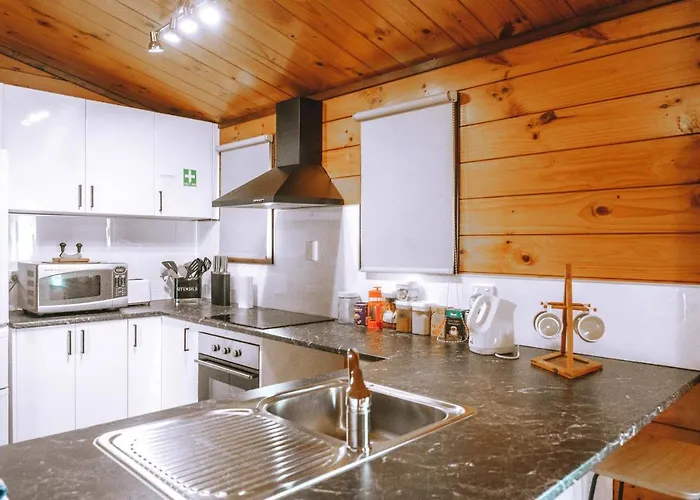3 Bedroom Sleeps 6 Fast Wifi Free Parking Ideal For Families Or Longer Work *