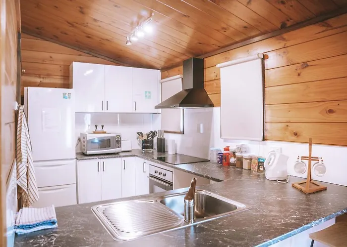 3 Bedroom Sleeps 6 Fast Wifi Free Parking Ideal For Families Or Longer Work Holiday home Rotorua