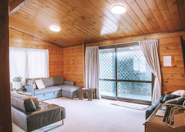 Holiday home 3 Bedroom Sleeps 6 Fast Wifi Free Parking Ideal For Families Or Longer Work *